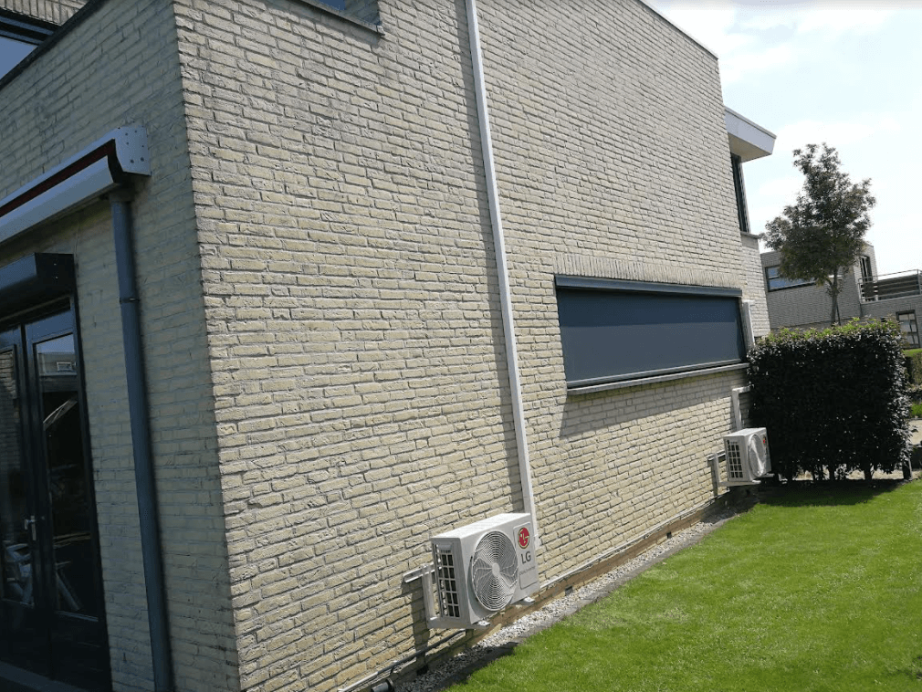 Twee LG airco-buitenunits geplaatst aan de gevel van een moderne woning in Limburg